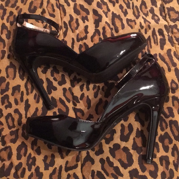 Steve Madden Shoes - NWOT! Black patent Steve Madden ankle strap heels